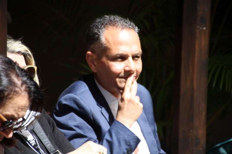 Santiago Gil, periodista, escritor y columnista de TELDEACTUALIDAD, en el acto del pasado sábado en Telde (Foto Jesús Ruiz Mesa)